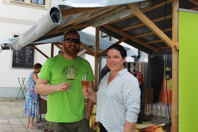 Diese beiden sorgten bei 32 Grad für die Abkühlung der Gäste des dritten Welser Lesefests. Andreas Hauser schenkte die neuesten Sorten seines "Traunsecco"s aus. Lisa Niedermair-Auer aus Lambach verwöhnte mit selbstgemachtem Eis. | Foto: Sabine I. Neubauer