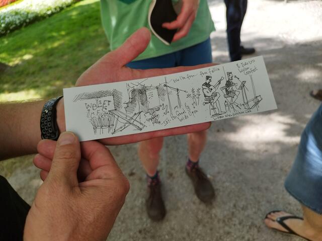 Mit feinen Strichen hält Wolfgang Hauer von Urban Sketching Linz das Geschehen des Welser Lesefests fest. | Foto: Christina Gärtner