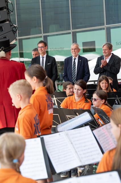 „Der heutige Auftritt ist ein schönes Beispiel für all das, was junge Menschen in den Musikvereinen unseres Landes leisten“, so Markus Wallner bei der Festspieleröffnung dankend. | Foto: A. Serra