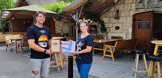 Martin Pokorny überreicht in Purbach am Neusiedler See der glücklichen Gewinnerin Ulrike
Hochedlinger das BBQ Paket | Foto: Martin Pokorny