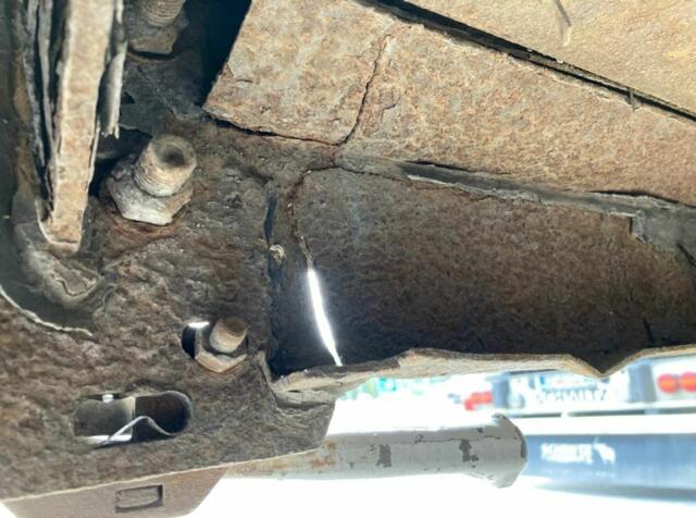 Das Fahrzeuggestell des Sattelanhängers war durchgerostet und eingerissen. | Foto: LPD NÖ/PI Bad Vöslau