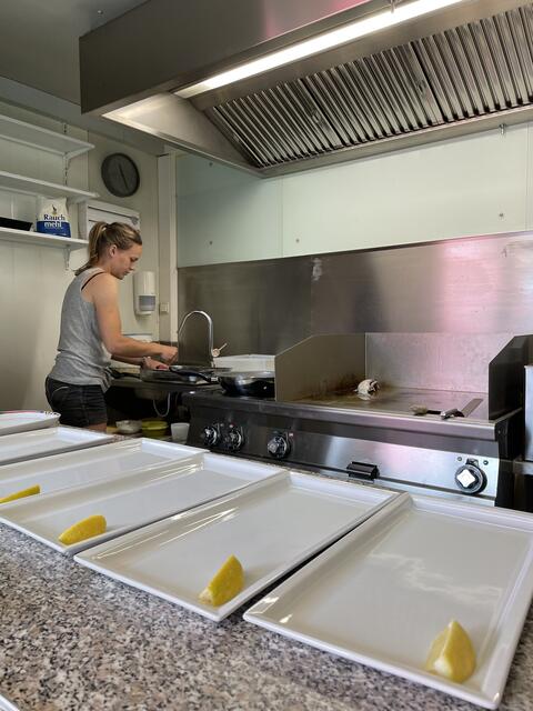 Claudia Karner in der Küche beim zubereiten der Fische.  | Foto: sm
