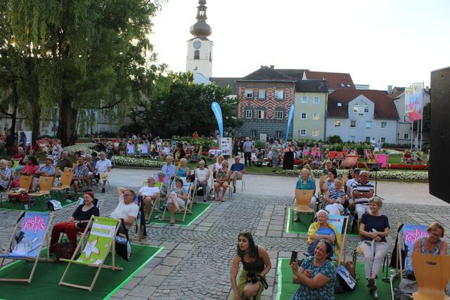 Blick von der Bühne des Welser Lesefests in den Burggarten hinein. | Foto: Sabine I. Neubauer