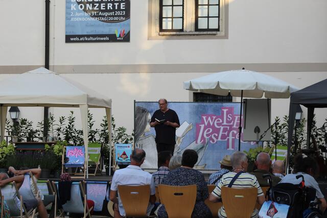 Günther Lainer brachte "Lebensweisheiten, die keiner braucht" mit zum dritten Welser Lesefest und hatte die Lacher auf seiner Seite. | Foto: Sabine I. Neubauer