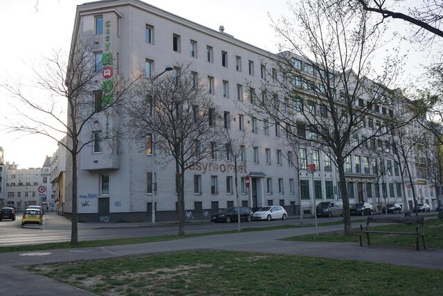 Das Haus befindet sich am Gaudenzdorfer Gürtel 41, in Meidling. Rund 100 Personen wohnten anfänglich noch hier, nach vier Monaten Strom sind nur noch rund zehn übrig geblieben.  | Foto: Ronja Reidinger 