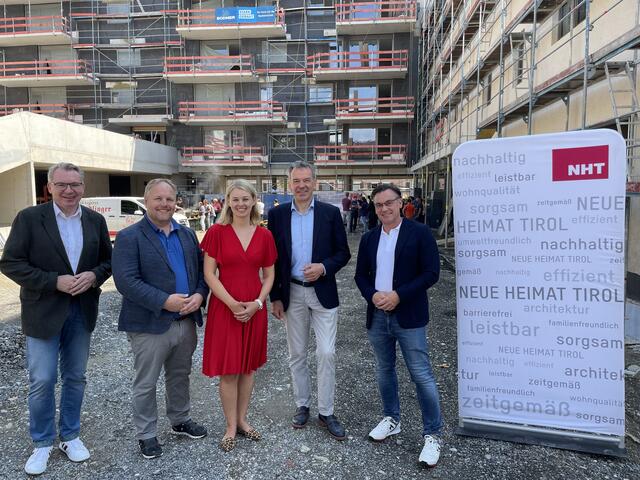 (v.r) NHT Geschäftsführer Markus Pollo mit Bürgermeister Georg Willi, Stadträtin Elisabeth Mayr, NHT-Aufsichtsrat Lucas Krackl und dem designierten GF Johannes Tratter.  | Foto: Lisa Kropiunig