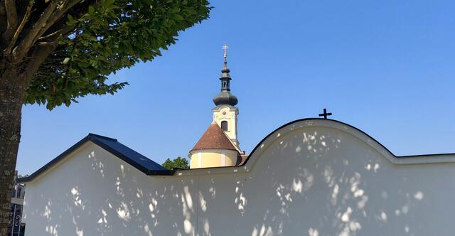 ...Sankt Martin an der Raab!
"Samirtn 
In Samirtn bin i dahoam. 
I steh ouft do und schau dumadum.
I gsiach die Wiesn, die Acka, den Wold,
und die Heisa stengan rundherum.
I gsiach die Kirchan am Riegl oum steihn, 
mitm Friedhof daneim,
und die Leit san olle sou liab und nett,
do wird ma nou griaßt und gfrog, 
wias oan geht.

Stundenloung kinnt i dazöhln, 
wias in mei Hoamat is schein. 
Vor Freid meicht i schrein. 
Do, nua do, bin i dahoam, 
in der Samirtna Gmoa."
(ALOISIA KERN) | Foto: Monika Petanovitsch 