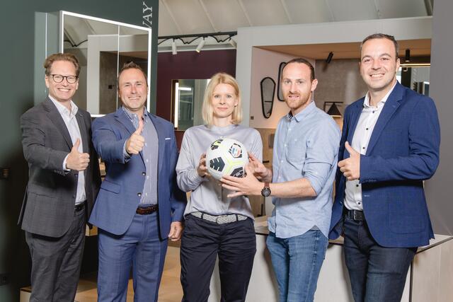  (v.li.:) Wolfgang Nöstlinger, Vorstandsdirektor der EWW Gruppe, Markus Steinbrecher, Geschäftsführer HOLTER, Karin Kainmüller, HR-Leitung HOLTER, Christian Heinle, Sportlicher Leiter SPG HOGO Wels, sowie Peter Huliak, Klubmanager SPG HOGO Wels freuen sich auf eine zukunftsweisende Partnerschaft. | Foto: Holter