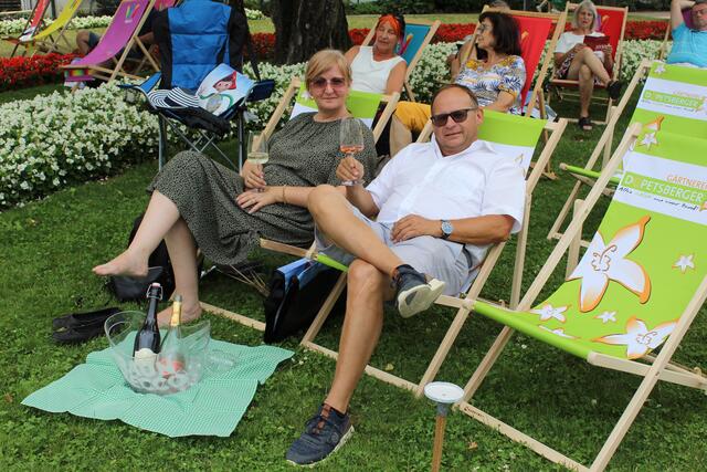 Elke und Thomas Dopetsberger genossen das Programm - und den kalten Traunsecco beim dritten Welser Lesefest. | Foto: Sabine I. Neubauer