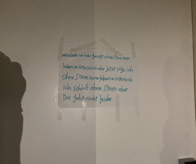 Dieser Zettel hängt an einer der Haustüren am Gaudenzdorfer Gürtel 41. Vier Monate lang verweilt die Mieterschaft schon ohne Strom, in der Kälte.  | Foto: Ronja Reidinger