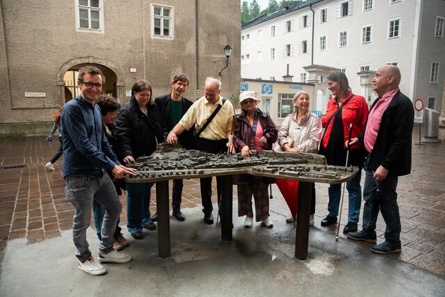 Das Tastmodell befindet sich in der Franziskanergasse, kurz vor den Dombögen
im Bild: Mitglieder des Behindertenbeirats vor dem Tastmodell | Foto: Stadt Salzburg/Rocio Escabosa