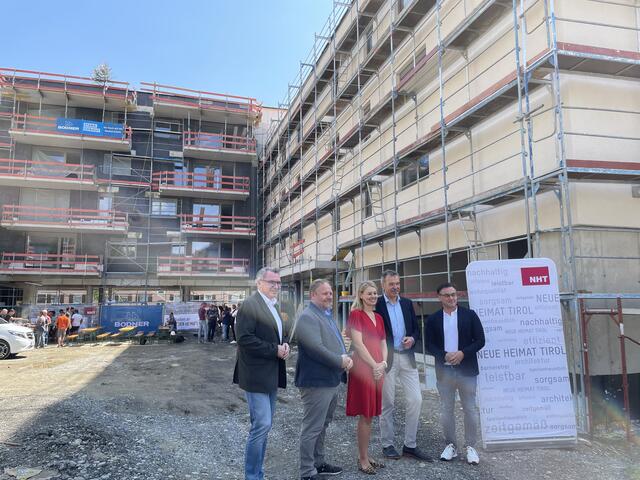Im Hintergrund ist die Firstfeier schon in vollem Gange. | Foto: Lisa Kropiunig