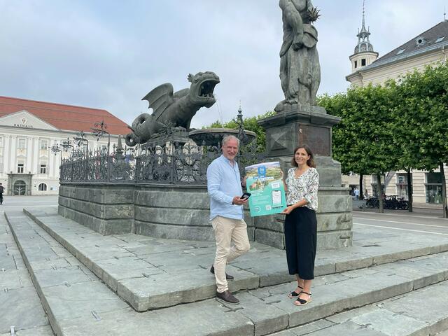 Tourismusregion-Geschäftsführer Helmuth Micheler und Stadtwerke-Unternehmenssprecherin Kristin Kretzschmar-Neubacher präsentieren die Neuheiten bei der "All in One App". | Foto: Tourismusregion Klagenfurt 