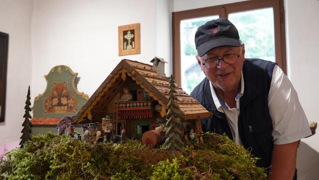 Rudi Hermann führt voller Leidenschaft durch das Schloss Lerchen.  | Foto: Felix Hallinger