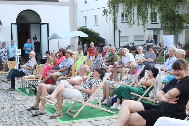 Mit seinen "Lebensweisheiten, die keiner braucht" sorgte Günther Lainer für viele Lacher im Welser Burggarten. | Foto: Marion Mayr