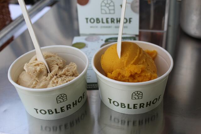 Seit 2022 wird am Toblerhof in Lambach aus der Milch der Kühe - die man hier übrigens auch besuchen kann - neben Joghurt und Schulmilch auch schmackhaftes Eis produziert. | Foto: Christina Gärtner