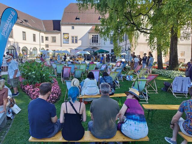 Das Ensemble aus Burghof und Burggarten war einmal mehr das stimmungsvolle Ambiente für das dritte Welser Lesefest, das am 8. Juli über die Bühne ging. | Foto: Christina Gärtner