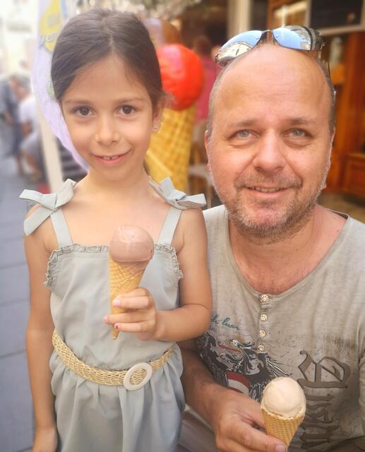 Wenn es so heiß ist, genießen wir die Ferien am allerliebsten in unserem Pool im Garten und essen Eis. Valentina u. Gerhard Wieshaupt, Gösing
