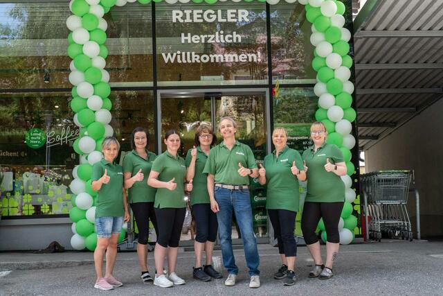 Auf sein Team kann sich der selbstständige ADEG Kaufmann Harald Riegler immer verlassen. | Foto: © REWE Großhandel GmbH/IBEX.agency | Klaus Pressberger