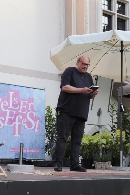 Günther Lainer brachte "Lebensweisheiten, die keiner braucht" mit zum dritten Welser Lesefest und hatte die Lacher auf seiner Seite. | Foto: Marion Mayr