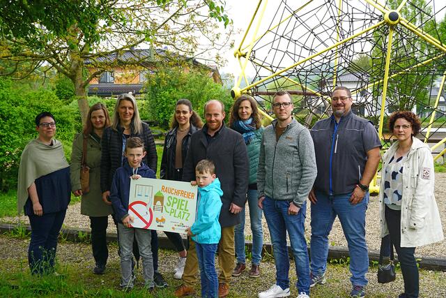 Bürgermeister Dominik Richtsteiger (ÖVP), die Obfrau des SKJS-Ausschusses Ulli Forstinger, die Mitglieder des Ausschusses und Petra Würzl-Strubreiter, die Leiterin der Familienbundzentren in Wels und Eferding, initiierten das Aufstellen der Schilder „Rauchfreier Spielplatz“. | Foto: Gemeinde Wallern an der Trattnach