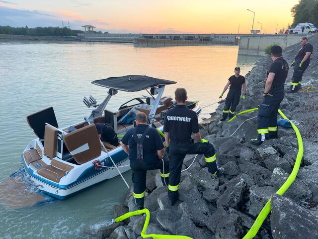 Sportboot prallte gegen Betonmauer beim Kraftwerk Abwinden - der Bootsführer musste ins Krankenhaus.  | Foto: TEAM FOTOKERSCHI.AT / KERSCHBAUMMAYR