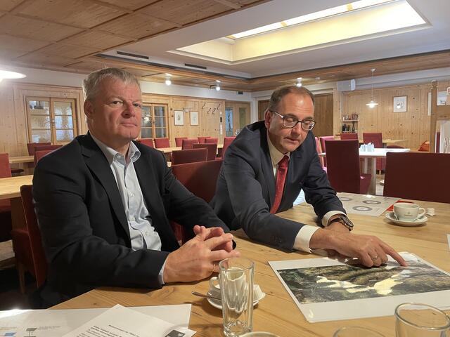 Projektleiter Wolfgang Stroppa und Tiwag-Vorstand Alexander Speckle erklären ihre Sicht auf den geplanten Kraftwerksausbau.