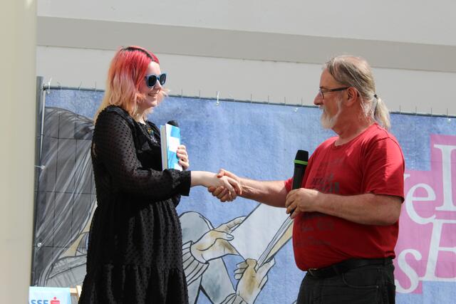 Ganz spontan lobte der Weinphilosoph aus dem Cordatushaus in Runde eins des Poetry Slams einen Sonderpreis für Wortwerklerin Finn aus. | Foto: Sabine I. Neubauer