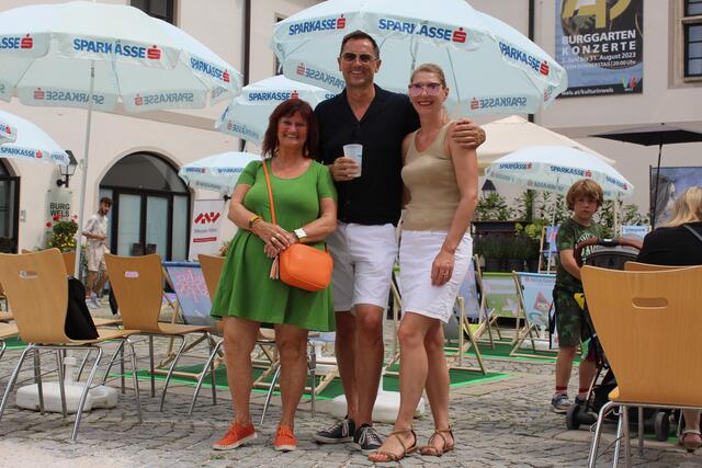 Sparkassendirektor und Sponsor Robert Reif kam mit Gattin in den Burggarten und freute sich über das Treffen mit Elisabeth Wagner (l.), die mit ihren Klangmärchen die jüngsten Besucherinnen und Besucher unterhielt. | Foto: Sabine I. Neubauer