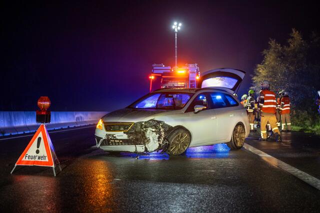Unfall auf der A 12: Ein mit beiden Unfalllenkern durchgeführter Alkomattest ergab bei der Frau ein positives Ergebnis, ihr wurde der Führerschein vorläufig abgenommen.  | Foto: zeitungsfoto.at