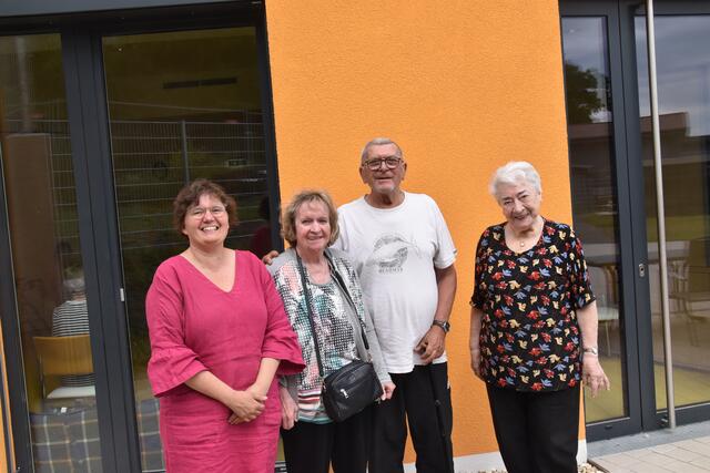 Leiterin Alexandra Wedlschek mit Gertude Edelbacher, Dokmanovic Dimitrie und Josefa Nömayr im Garten (vl). | Foto: Karl Pufler