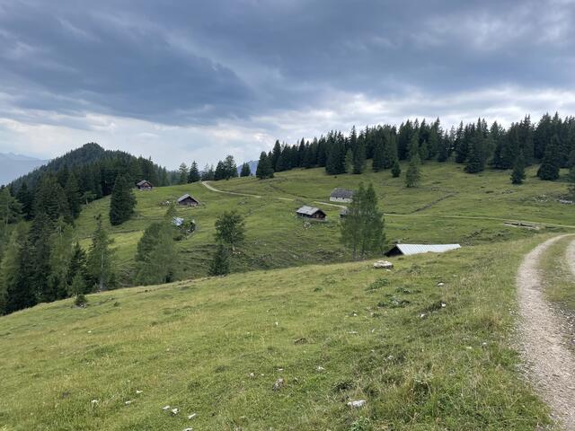 Gemäß einer neuen EU-Verordnung könnten solch schöne "Platzln", wie die Leonsbergalm in St. Wolfgang, bald von der Bildfläche verschwinden.  | Foto: BRS/Flecker