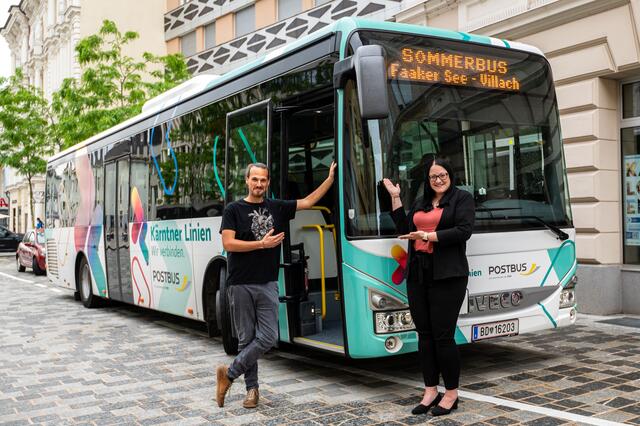 Bäderreferentin Vizebürgermeisterin Sarah Katholnig und Mobilitätsreferent Stadtrat Sascha Jabali Adeh fahren auch mit dem Sommerbus gratis zum Faaker See. | Foto: Stadt Villach/Karin Wernig