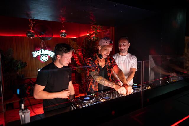 Von links: DJ Maximal, DJ Mike Smile und DJ Modul Kollektiv. | Foto: Marco Florian