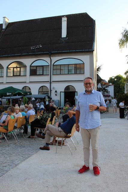 Herbert Dutzler blieb nach seiner Lesung noch und lauschte den "Lebensweisheiten, die keiner braucht". | Foto: Sabine I. Neubauer