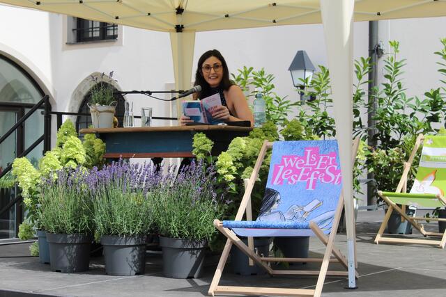 Nachdem sie die Oberösterreich-Premiere der "Ameisenmonarchie" am ersten Welser Lesefest gefeiert hatte, kam Romina Pleschko heuer mit ihrem zweiten Roman "Offene Gewässer" in den Welser Burggarten. | Foto: Sabine I. Neubauer