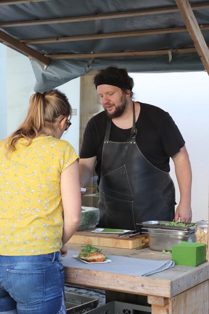 Wanderkoch Christoph Hofinger aus dem Gfrasthaus verwöhnte beim dritten Welser Lesefest die Besucher kulinarisch mit sechs verschiedenen Sorten seiner biozertifizierten Gemüsepasten. | Foto: Marion Mayr