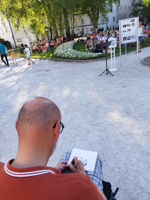 Siegfried Fath von Urban Sketching Linz "in action" am Welser Lesefest 2023. | Foto: Christina Gärtner
