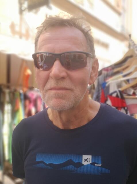 Morgens, wenn es noch kühler ist, fahre ich mit dem Rad, nachmittags ruhe ich und abendsspiele ich öfter Tennis. Leo Streißlberger, Waidhofen/Thaya