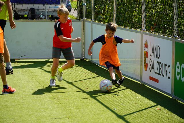 Die sportlichen Schüler nutzten die Ferienzeit und kickten in Filzmoos. | Foto: Philipp Scheiber