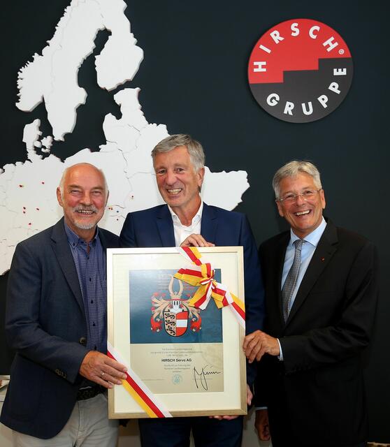 Bild zeigt: Verleihung Landeswappen an Hirsch Servo AG; stv. Aufsichtsratvorsitzender Mag. Johann Moser, Vorstand Harald Kogler und LH Peter Kaiser | Foto: LPD Kärnten/Krainz