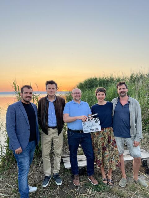 Film ab in Gols: Am 29. Juni wurde für eine Szene des Thrillers "Ewig dein" in der abgelegenen Golser Bucht bei romantischem Sonnenuntergang gedreht. Regie führt Johanna Moder, das Drehbuch stammt von Freya Stewart; am Bild v. l.: Bürgermeister von Gols Kilian Brandstätter, Manuel Rubey, Amtsleiter Dieter Horvath, Julia Koschitz und Marcel Mohab | Foto: Marktgemeinde Gols