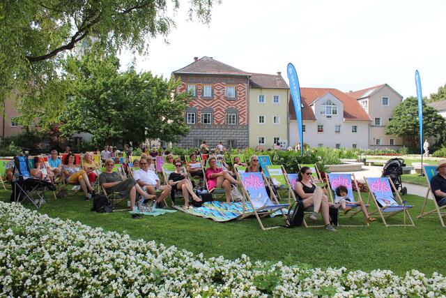 Auch heuer machten es sich die Besucherinnen und Besucher wieder in den Liegestühlen bequem. Im Schatten der großen Bäume war es trotz 32 Grad angenehm kühl. | Foto: Christina Gärtner