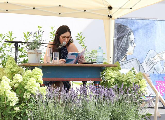 Fast könnte man meinen, Romina Pleschko wäre für das Sujet des Welser Lesefests Modell gestanden. Die Gmundnerin brachte ihren zweiten Roman "Offene Gewässer" mit in den Burggarten. | Foto: Marion Mayr
