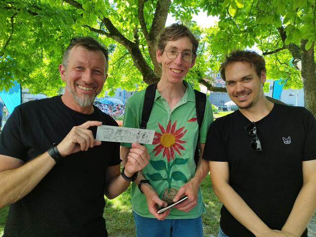 Christian Colic (l.) und Simon Danninger (r.) waren begeistert von der Zeichnung, die Wolfgang Hauer (M.) von Urban Sketching Linz während ihres Auftritts angefertigt hat. | Foto: Christina Gärtner