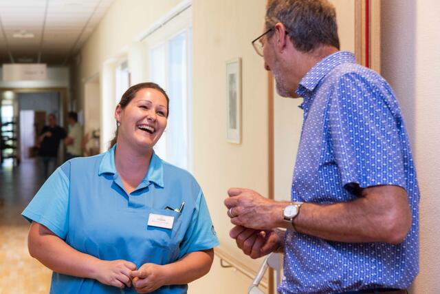 Michalitsch im Gespräch mit dem Pflegepersonal in Frauenkirchen | Foto: AK Burgenland