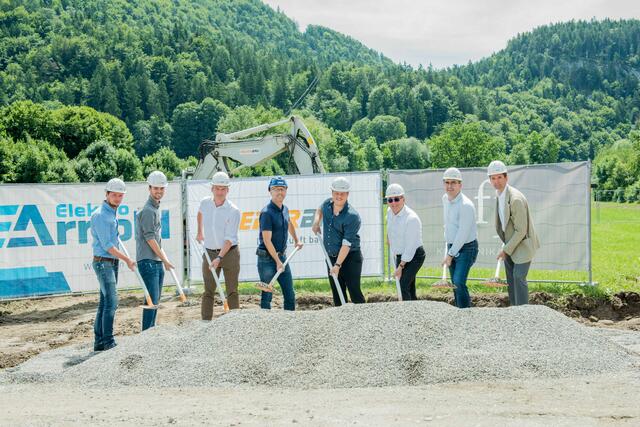 Christian Erharter (Riederbau), Peter Ferdigg (Riederbau), Thomas Oberhuber (GF ofp kommunikation), Boris Arnold (GF Elektro Arnold), Stefan Graf (Vize-Bürgermeister Kufstein), Martin Krumschnabel (Bürgermeister Kufstein), Anton Rieder (GF Riederbau) und Richard Salzburger (Stadtrat) (v.l.) freuen sich über den Spatenstich. | Foto: ofp kommunikation