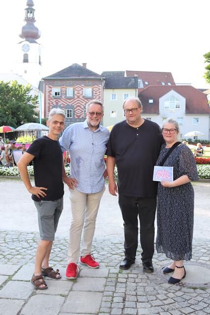 Die Veranstalter Christina Gärtner und Wolfgang Mayr (l.) von LIRAU - Der LiteraturRaum mit den beiden Autoren Herbert Dutzler (2.v.l.) und Günther Lainer am dritten Welser Lesefest. | Foto: Marion Mayr