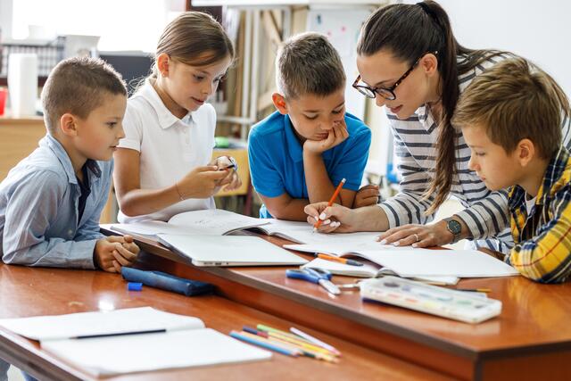 Die Lehrergewerkschaft geht nicht davon aus, dass im kommenden Schuljahr alle Stunden gehalten werden können.  | Foto: Adobe Stock/BalanceFormCreative
