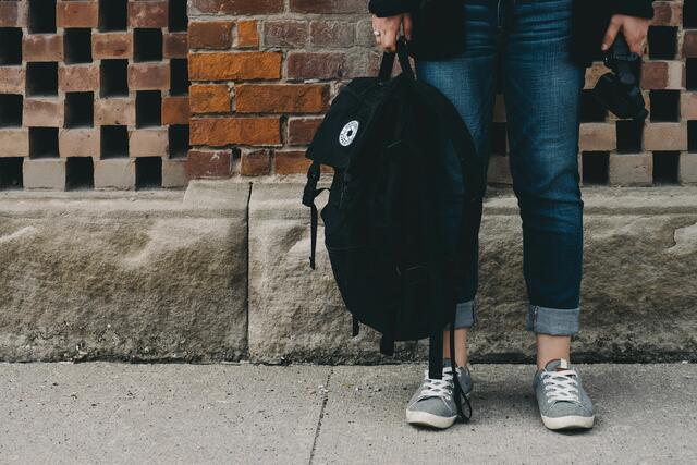 Die Schultasche ist gepackt? Dann kann es ja losgehen!  | Foto: Pixabay/Scott Webb (Symbolbild)